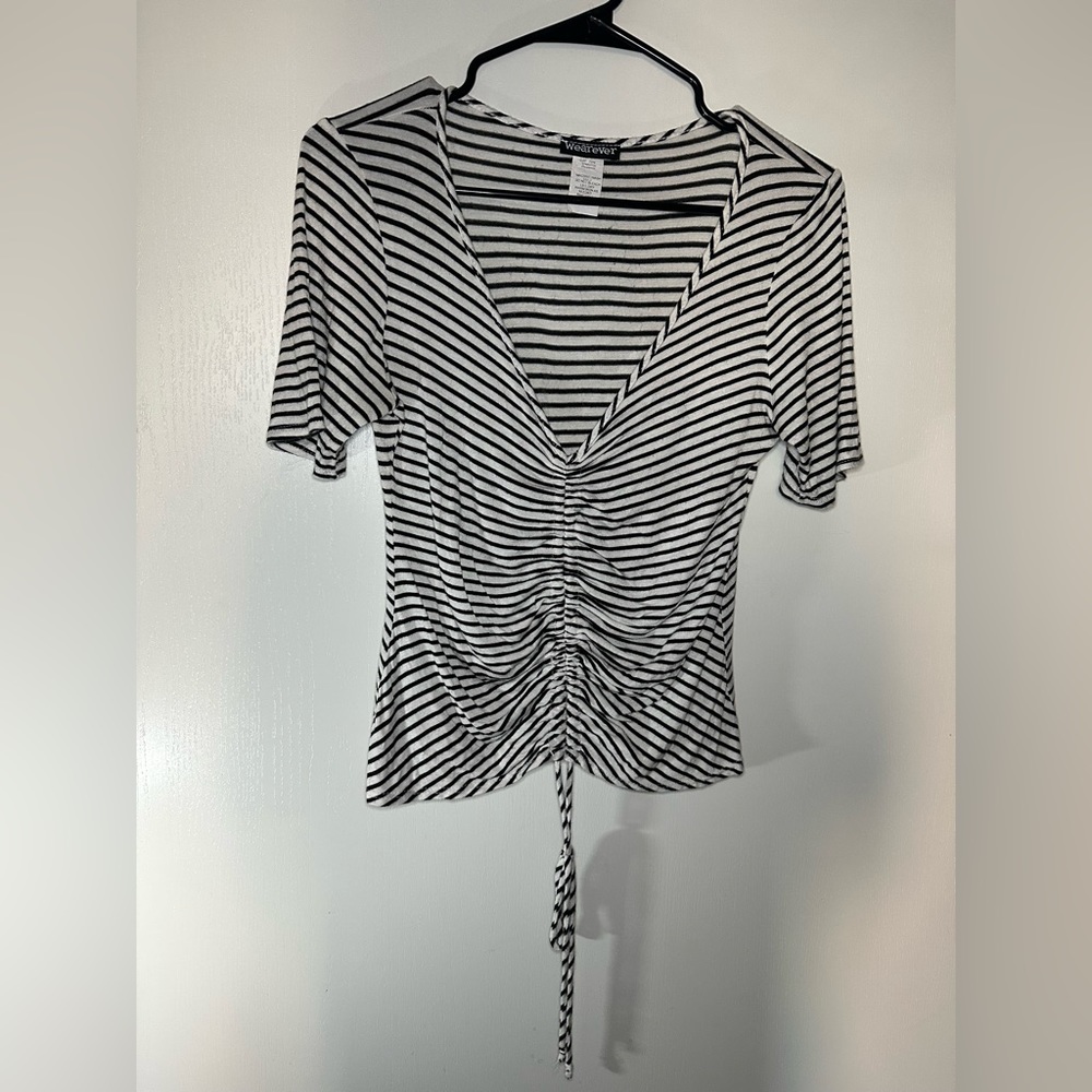 Wearever Junior’s White/Black Scrunch Front Top Size Medium